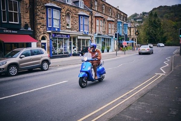les avantages de la conduite d'une moto par rapport à une voiture